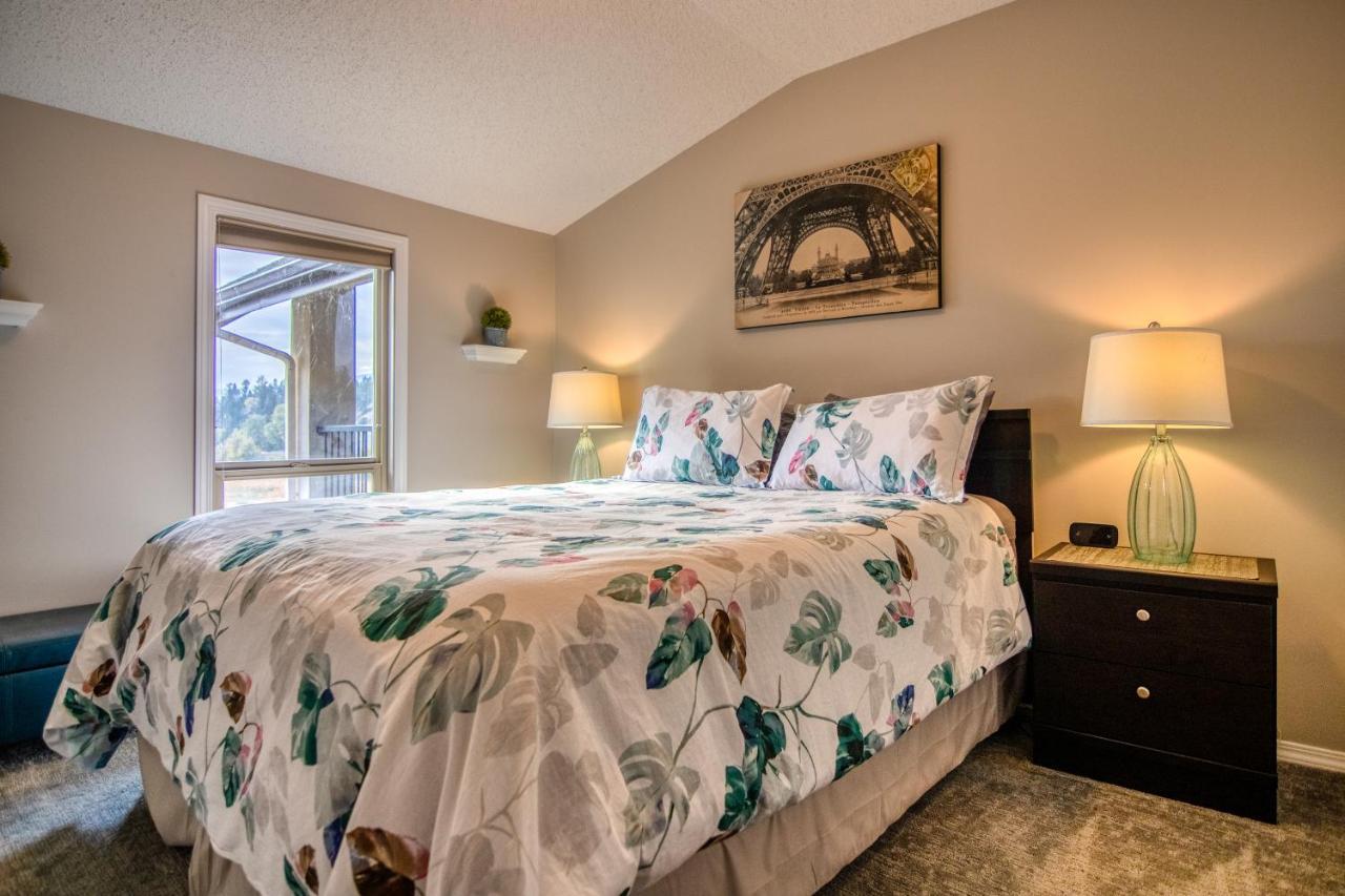 Mountain Getaway Condo - 5 Min Walk To The Beach! Invermere Bagian luar foto