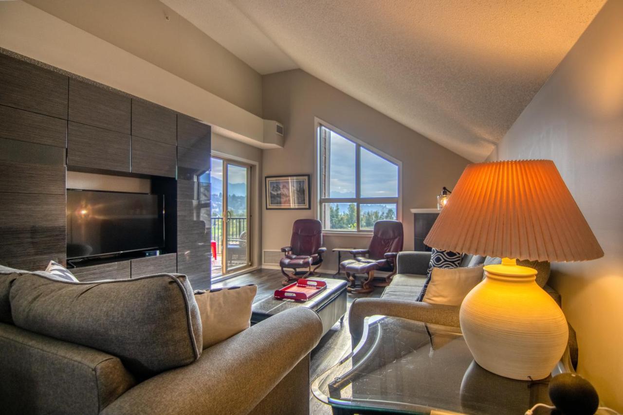 Mountain Getaway Condo - 5 Min Walk To The Beach! Invermere Bagian luar foto