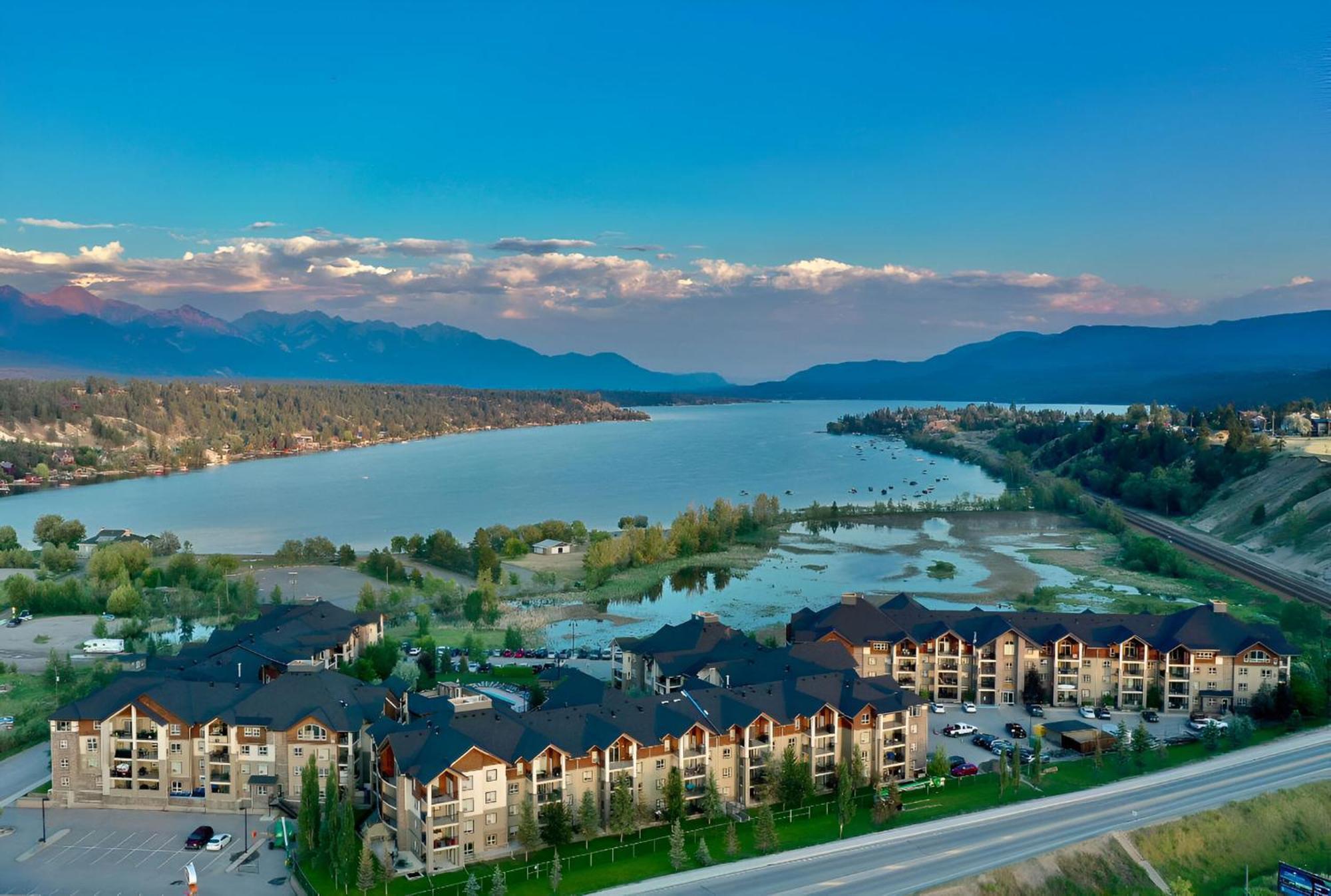 Mountain Getaway Condo - 5 Min Walk To The Beach! Invermere Bagian luar foto