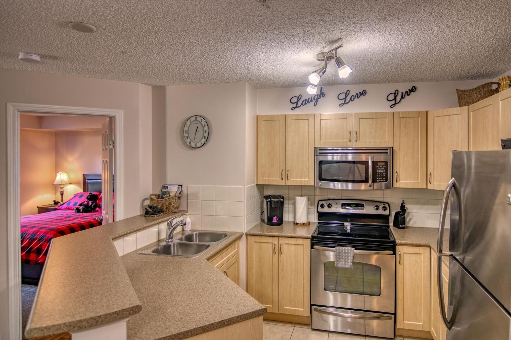 Mountain Getaway Condo - 5 Min Walk To The Beach! Invermere Bagian luar foto