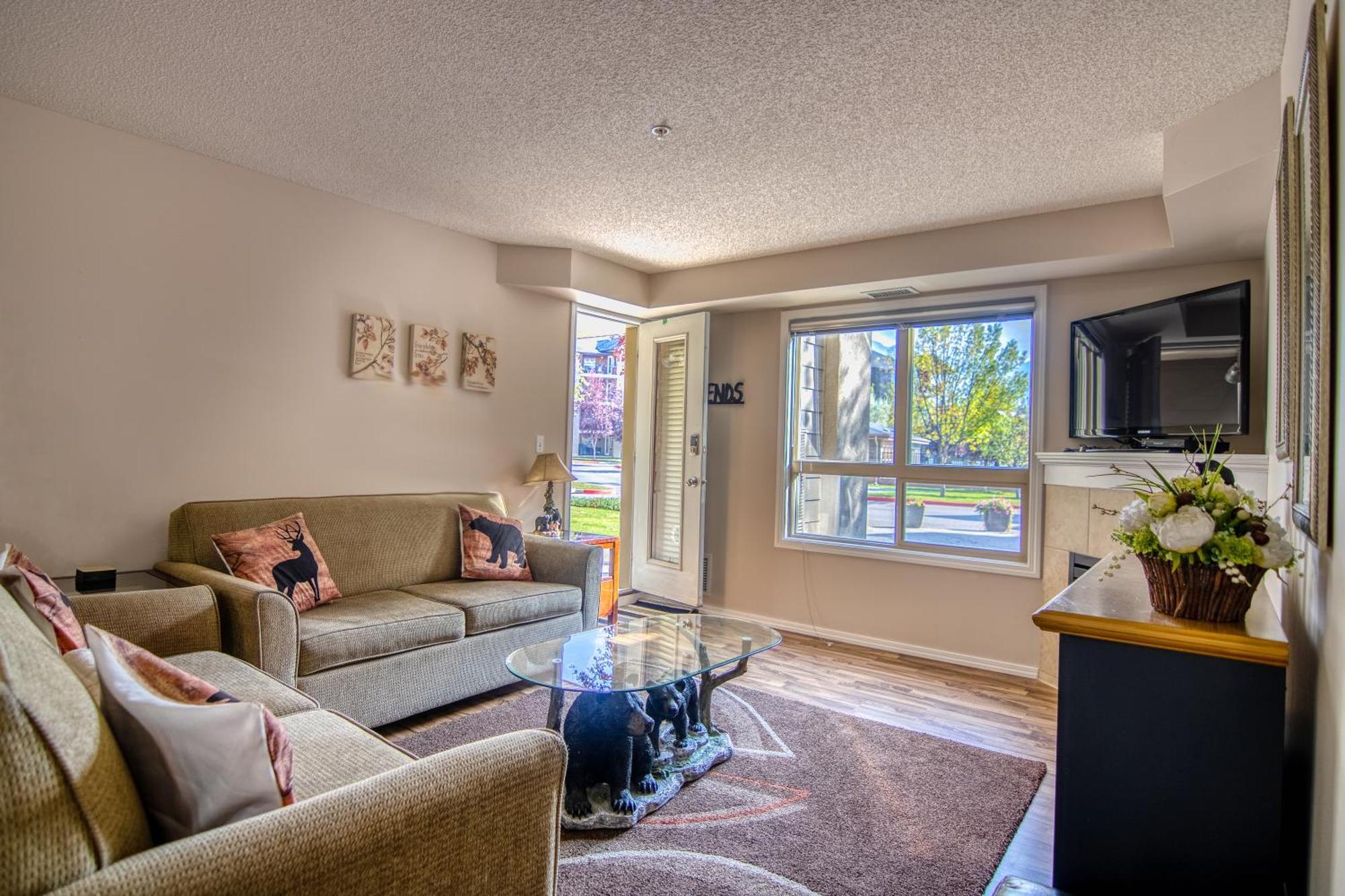 Mountain Getaway Condo - 5 Min Walk To The Beach! Invermere Bagian luar foto