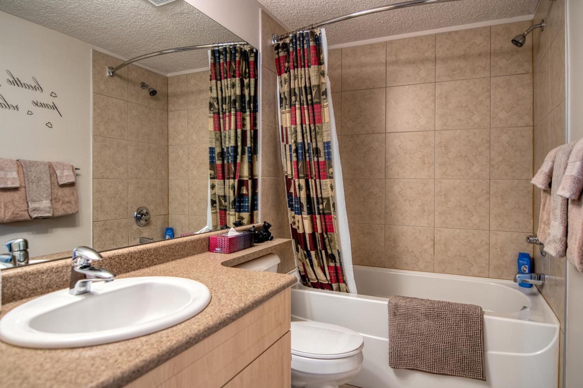 Mountain Getaway Condo - 5 Min Walk To The Beach! Invermere Bagian luar foto