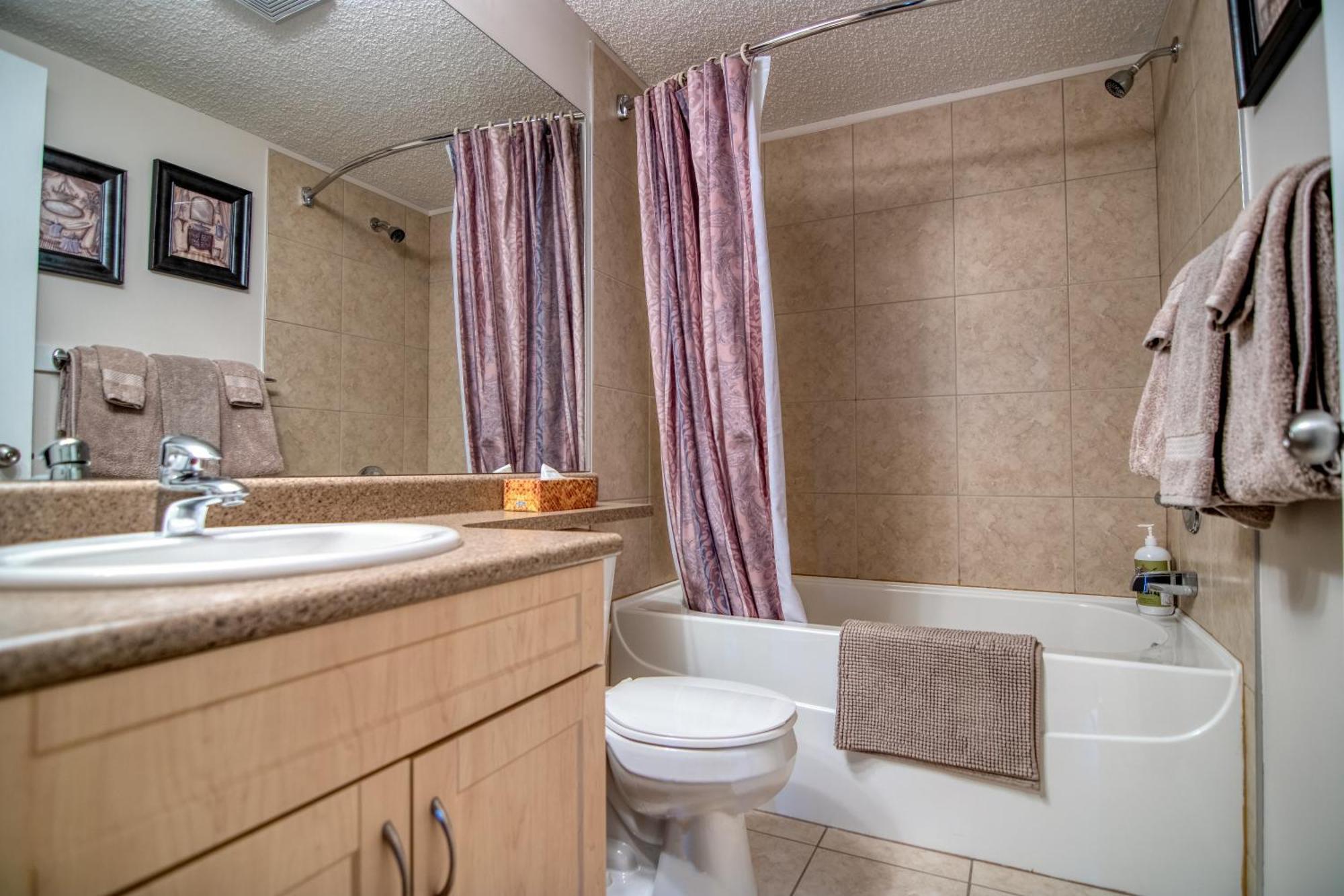 Mountain Getaway Condo - 5 Min Walk To The Beach! Invermere Bagian luar foto